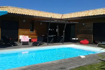 Image de villa avec piscine chauffée sans vis-à-vis et jardin