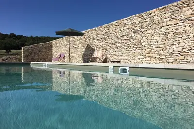Image de Mas provençal authentique avec piscine et belle vue sur le Luberon
