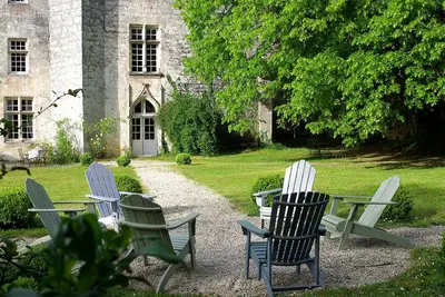 Image de Château de, charme grande piscine chauffée. Proche commerces