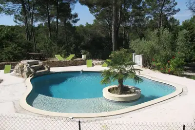 Image de Rez de jardin au calme, jardin et piscine privée proche activités touristiques