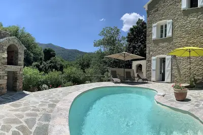 Image de Magnifique demeure en pierres sèches, entièrement  rénovée, sur 2 étages, piscine.
