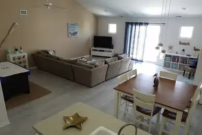 Image de Mis à niveau récemment! 3br / 2ba Condo, 1. 5 blocs à Beach & Convention Center. 1500 sf