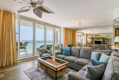 Image de Élégance en bord de mer avec 3 lits, 3 salles de bain et balcon privé!