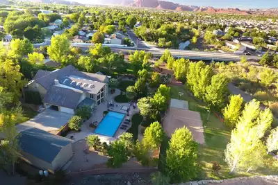 Image de Situé au coeur de la rue George, Utah, le fleuve chez Green Valley