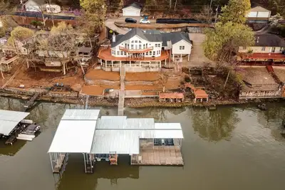 Image de Belle propriété au bord du lac, des vues incroyables et un énorme quai privé! ! !