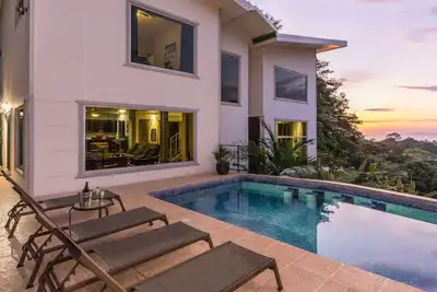 Entièrement climatisé, superbe vue sur l'océan, piscine privée et salle de jeux