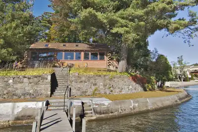 Image de Log Cabin sur le lac George, Dock Space