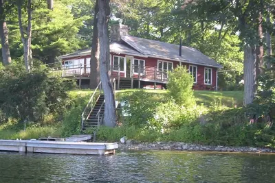 Image de Année de charme ronde Lakefront Cottage
