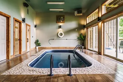 Image de Totalement incroyable! ! ! *** Piscine intérieure privée *** Sauna! -Jacuzzi! -Longue vue! -Arcade!