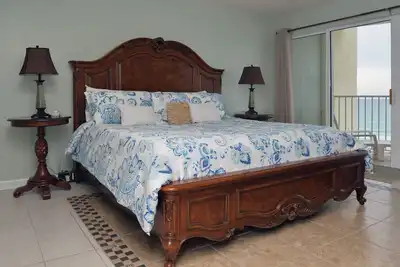Image de Réservez vos vacances de printemps et d'été maintenant comprend des chaises de plage saisonnières et une connexion Wi-Fi