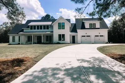 Image de Toute nouvelle maison de maître avec des journées de tournois toujours disponibles