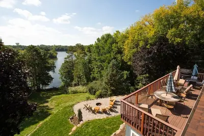 Image de Maison du lac moderne avec bain Ă remous et foyer