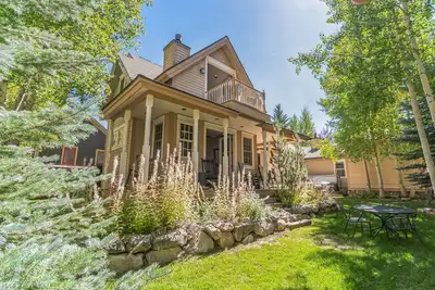 Image de Mises à jour, finement meublées home 2 pâtés de maison de la rue Main