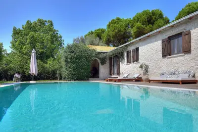 Image de Isolé, luxurius, privé, grande piscine, à pied de la plage