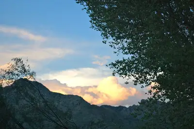 Image de Oasis du désert dans les contreforts