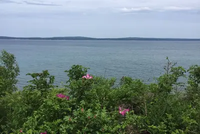 Image de Profitez des couleurs d'automne à des tarifs réduits à un pâté de maisons de Little Traverse Bay!