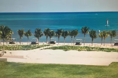Image de Semaine du nouvel an! Luxueux condo 3 B / R en bord de mer! !