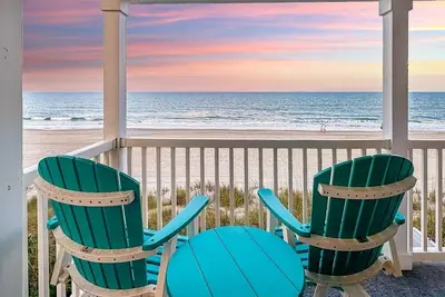 Image de Ocean Front Condo directement sur la plage! Rapprochez-vous et vous serez mouillé
