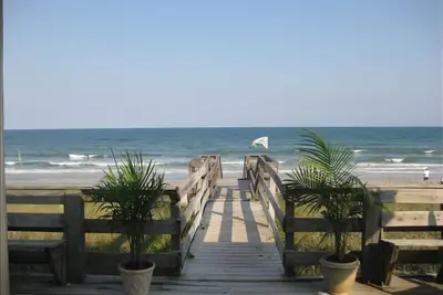Image de Luxe 4 chambres Oceanfront Home w / Teenage Great Room. Les dates d'été sont maintenant ouvertes!