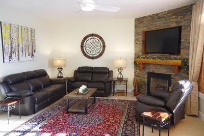 Image de Récemment rénové 3 Br + den, 2. 5 Ba, centre de remise en forme, bain à remous, piscine, foyer