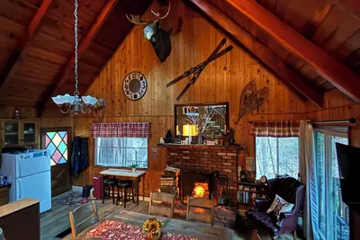 Image de Lake Arrowhead Moose Lodge, à quelques pas du village et de la plage privée.