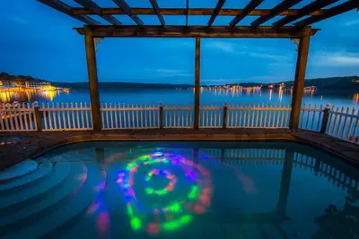 Image de Family Fun Maison de vacances au bord du lac # 7 de 12 maisons, 9 + 1 ch. Capacité 48, 8000 sq. pi