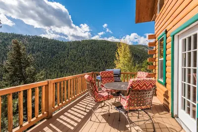 Image de Belle cabane en rondins niché dans les montagnes, bain à remous sous les étoiles