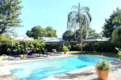 Image de Super endroit! ! Maison avec piscine privée, à 3 min de Siesta! Tout est flambant neuf!