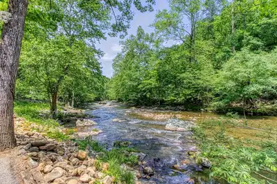 Image de 4 Master Suites, spa de nage et foyer extérieur ainsi que des tunnels à l'intérieur pour l'enfant