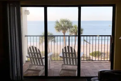 Image de Condo de détente avec une vue imprenable sur Direct Ocean! -Sur La Plage!