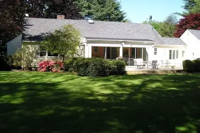 Image de Westport: Promenade en ville (vraiment) dans un jardin privé, un étage, automne 2020, Reno Khs Bms