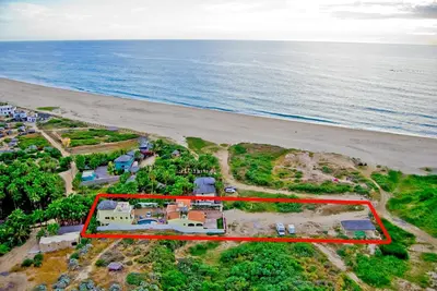 Image de Beachfront Villa \/ Pool & Jacuzzis En face de la célèbre pause de surf!