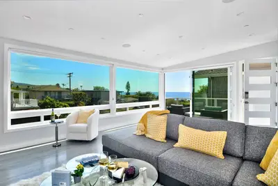 Image de Laguna Beach Ocean View Home à un demi pâté de maisons de la plage