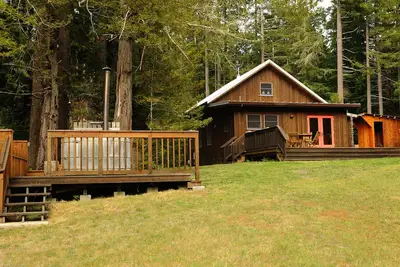 Image de Une destination familiale dans la forĂŞt avec cabane dans les arbres et airstream vintage