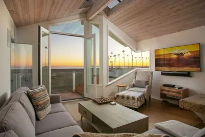 Image de Nouvellement rénové la maison face à l'océan avec toit privé!