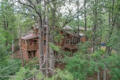 Image de Log Cabin \/ Lodge beaux pins de montagne, plus de 5000 pieds carrés