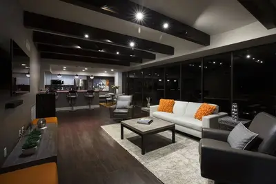 Image de Escapade OceanFront contemporaine. Conçu avec goût.