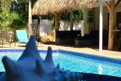 Image de Nouveau sur le marché! 3br / 2ba rénové avec grande piscine d'eau de mer chauffée et bar tiki