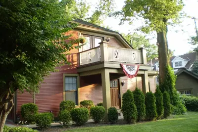 Image de Superbe Artisan Carriage House Apt + garage - Midtown Hyde Park Area