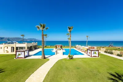 Image de Résidence en front de mer avec personnel sur une plage de sable avec piscine privée de 150 m²