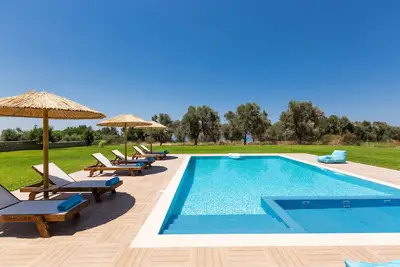 Villa neuve, vue imprenable sur la mer, intimité totale, piscine de 65m2, proche des commodités