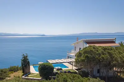 Image de Une villa moderne avec piscine et jacuzzi, avec vue imprenable sur la mer