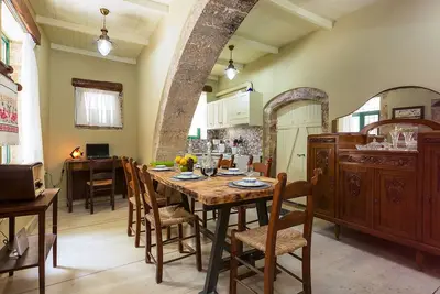 Maison en pierre historique dans un village paisible et calme avec un beau jardin