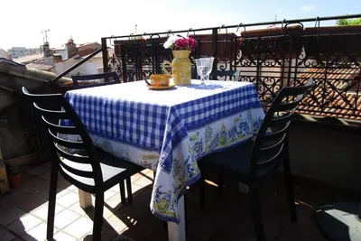 Image de Characterful townhouse, centre of Old Antibes; terrace, sea view, sleeps 4