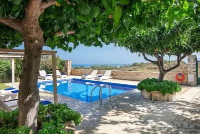 Villa privée en bord de mer, à 350 mètres de la plage de sable organisée et du salon