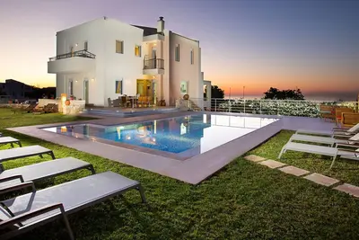 Image de Confidentialité totale, piscine et grand jardin, bain à remous. Situé à côté de la ville de Réthymnon!