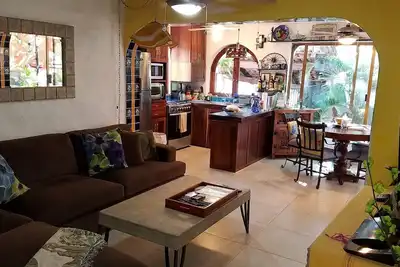 Image de Meilleur emplacement de la plage de Los Muertos! Belle cour privée avec fontaine!