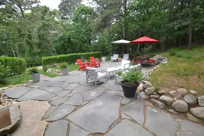 Image de 5 Br House - grande pelouse et beau patio - 8 min Ă pied du centre-ville d'Edgartown