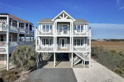 Image de \"Cavalier Attitude\" est une maison de qualité supérieure dans le paisible West End, avec un accès pratique à la plage et des vues fabuleuses sur l'océan et le marais!