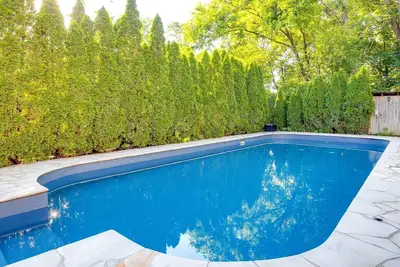 Image de Belle propriété dans les Highlands historiques avec bain à remous et grande piscine!
